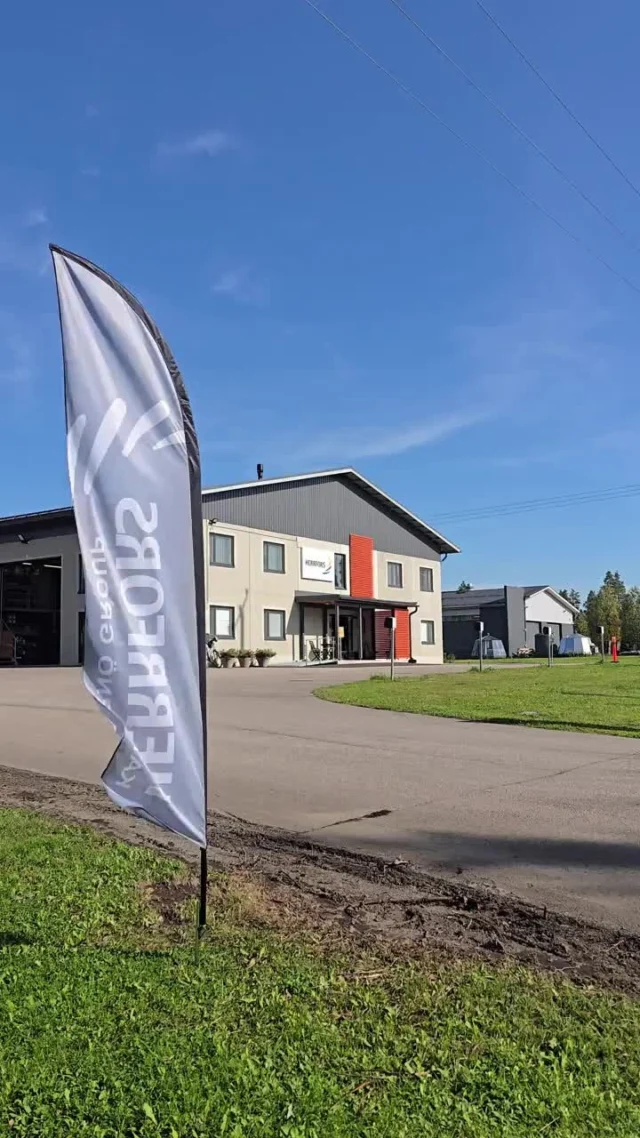 (FI/SVE) Suuri kiitos kaikille, jotka tulivat Rehutielle juhlistamaan uusien toimitilojemme avajaisia viime viikolla!⁠
⁠
Aamu alkoi kutsuvieraille järjestetyllä tilaisuudella, jossa Herrforsin toimitusjohtaja Roger Holm ja Herrfors Nät-Verkkon toimitusjohtaja Kristian Finell esittelivät projektin ja modernit tilat. Perinteisen nauhanleikkuun sijaan Finell pääsi leikkaamaan sähköverkon kaapelin – toiminnalle sopivan symbolin.⁠
⁠
Iltapäivällä ovet avautuivat kaikille asiakkaille, joilla oli mahdollisuus tutustua tiloihin ja nauttia koko perheen ohjelmasta. Vieraille tarjottiin grillimakkaraa, ja lapsille järjestettiin aarteenetsintä. Tunnelma oli lämmin ja energinen, ja moni käytti tilaisuuden keskustellakseen sekä sähköstä että tulevaisuudesta paikan päällä olleen henkilökunnan kanssa.⁠
⁠
Me Herrforsilla ja Herrfors Nät-Verkkolla haluamme esittää lämpimän kiitoksen kaikille asiakkaille ja yhteistyökumppaneille, jotka osallistuivat. Läsnäolonne ja hyvä energianne tekivät päivästä todella ikimuistoisen juhlan! 🥰⁠
⁠
⁠
//⁠
⁠
Tusen tack till alla som kom och firade invigningen av våra nya utrymmen på Rehutie förra veckan!⁠
⁠
Förmiddagen inleddes med ett evenemang för inbjudna gäster, där Herrfors vd Roger Holm och Herrfors Nät-Verkkos vd Kristian Finell presenterade projektet och de moderna lokalerna. Istället för den traditionella bandklippningen fick Finell klippa en elnätskabel – en passande symbol för verksamheten.⁠
⁠
Under eftermiddagen öppnades dörrarna för alla kunder, som fick möjlighet att bekanta sig med utrymmena och ta del av ett program för hela familjen. Det ordnades lotteri och skattjakt för barnen, och besökarna bjöds på grillkorv. Stämningen var varm och energifylld, och många passade på att diskutera både el och framtid med personalen på plats.⁠
⁠
Vi på Herrfors och Herrfors Nät-Verkko vill rikta ett stort tack till alla kunder och samarbetspartners som deltog. Er närvaro och goda energi gjorde dagen till en riktigt minnesvärd fest! 🥰⁠
⁠
#Herrfors #HerrforsNätVerkko #Ylivieska #meherrforsilla #vipåherrfors