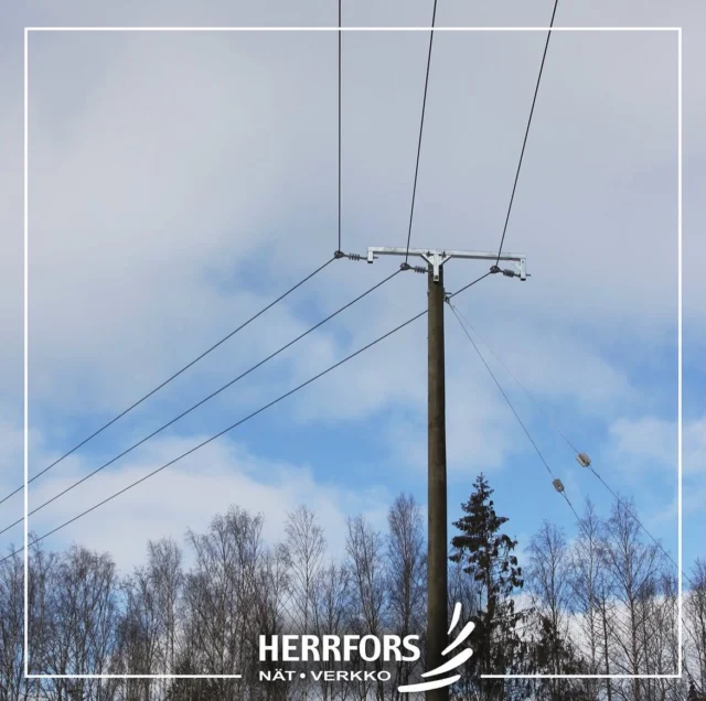 ⚡️Johtoalueiden raivaus Ylivieskan alueella

Hyvä sähkönkuluttaja, jotta voimme varmistaa mahdollisimman häiriöttömän sähkönjakelun, Herrfors Nät-Verkko suorittaa jakeluverkon johtoalueiden raivauksen Ylivieskasta Raudaskylään seuraavilla alueilla: Ylivieskan keskusta, Salmiperä, Katajaperä, Pyykangas, Sorvisto, Marjapuhto, Ängeslevä, Isokoski, Raudaskylä ja Säilynperä.

Raivaustyöt suorittaa yhteistyökumppanimme Jokilaaksojen Metsä- ja Linjanraivauspalvelu Oy. Raivaustyöt tehdään talven ja kevään 2026 aikana. Työt eivät vaadi toimenpiteitä kiinteistönomistajilta

📍Suurempi kuva kartasta löytyy verkkosivuiltamme: Herrforsnat.fi⁠

//

⚡️Röjning av elledningsgator i Ylivieskaområdet

Bästa elförbrukare, föratt vi ska kunna säkerställa en så störningsfri eldistribution som möjligt, kommer Herrfors Nät-Verkko att utföra röjning av ledningsgator i distributionsnätet från Ylivieska till Raudaskylä på följande områden:

Ylivieska centrum, Salmiperä, Katajaperä, Pyykangas, Sorvisto, Marjapuhto, Ängeslevä, Isokoski, Raudaskylä och Säilynperä.

Röjningsarbetet utförs av vår samarbetspartner Jokilaaksojen Metsä- ja Linjanraivauspalvelu Oy.Röjningsarbetet utförs under vintern och våren 2026.Arbetet kräver inga åtgärder av fastighetsägarna.

📍Förstorad karta hittas på vår webbsida: Herrforsnat.fi